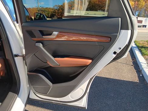 Used 2023 Audi Q5 Premium w/ Convenience Package image 35