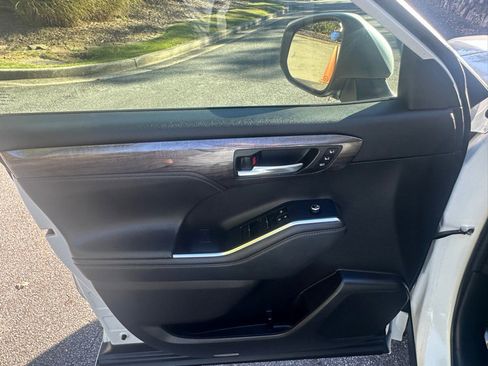 Used 2022 Toyota Highlander Platinum image 21