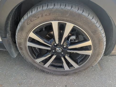 Used 2019 Nissan Kicks SR w/ SR Premium Package FWD image 9