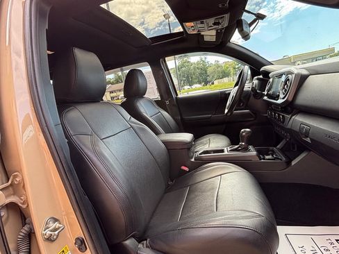 Used 2017 Toyota Tacoma TRD Off-Road w/ Premium & Technology Package image 10