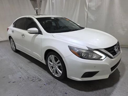 Used 2017 Nissan Altima 3.5 SL w/ 3.5SL Technology Package image 2