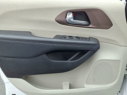 Used 2023 Chrysler Voyager LX image 13