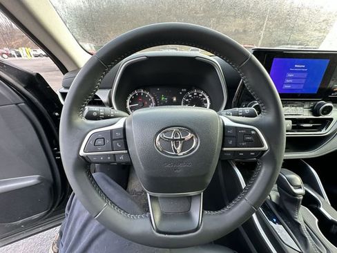 Used 2024 Toyota Highlander XLE image 13