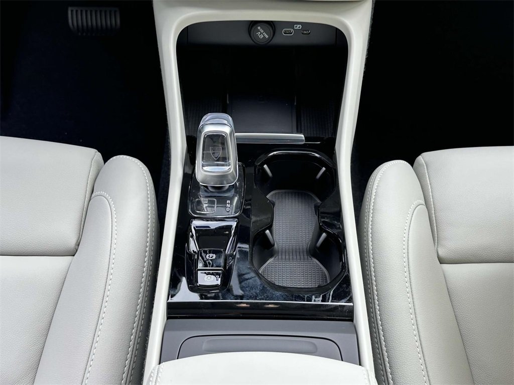 Certified 2025 Volvo XC40 B5 Ultra w/ Protection Package Premier AWD/4WD image 15