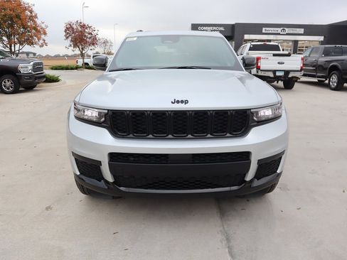 New 2025 Jeep Grand Cherokee L Altitude image 9