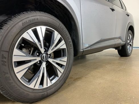 Used 2023 Nissan Rogue SV image 2