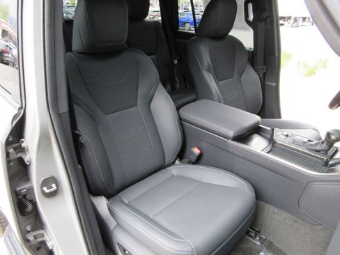 Used 2025 Lexus GX 550 w/ Accessory Package (Z1) image 28