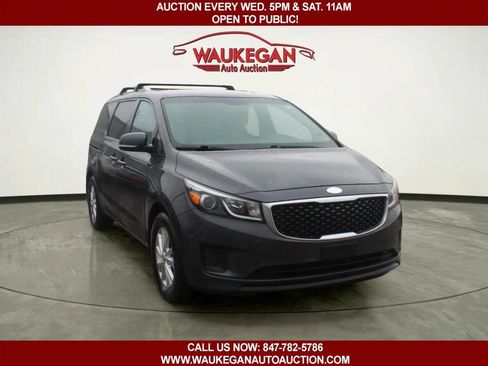 Used 2015 Kia Sedona LX image 2