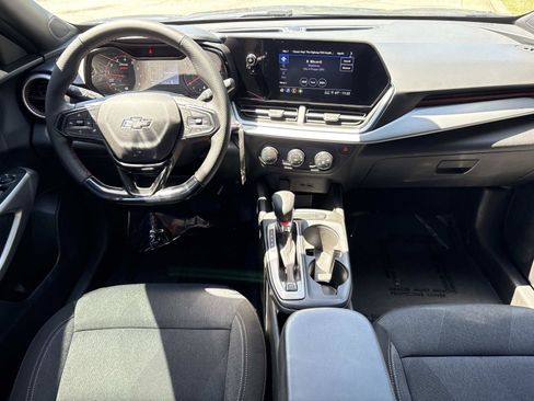 Certified 2025 Chevrolet Trax RS w/ Sunroof Package FWD image 28