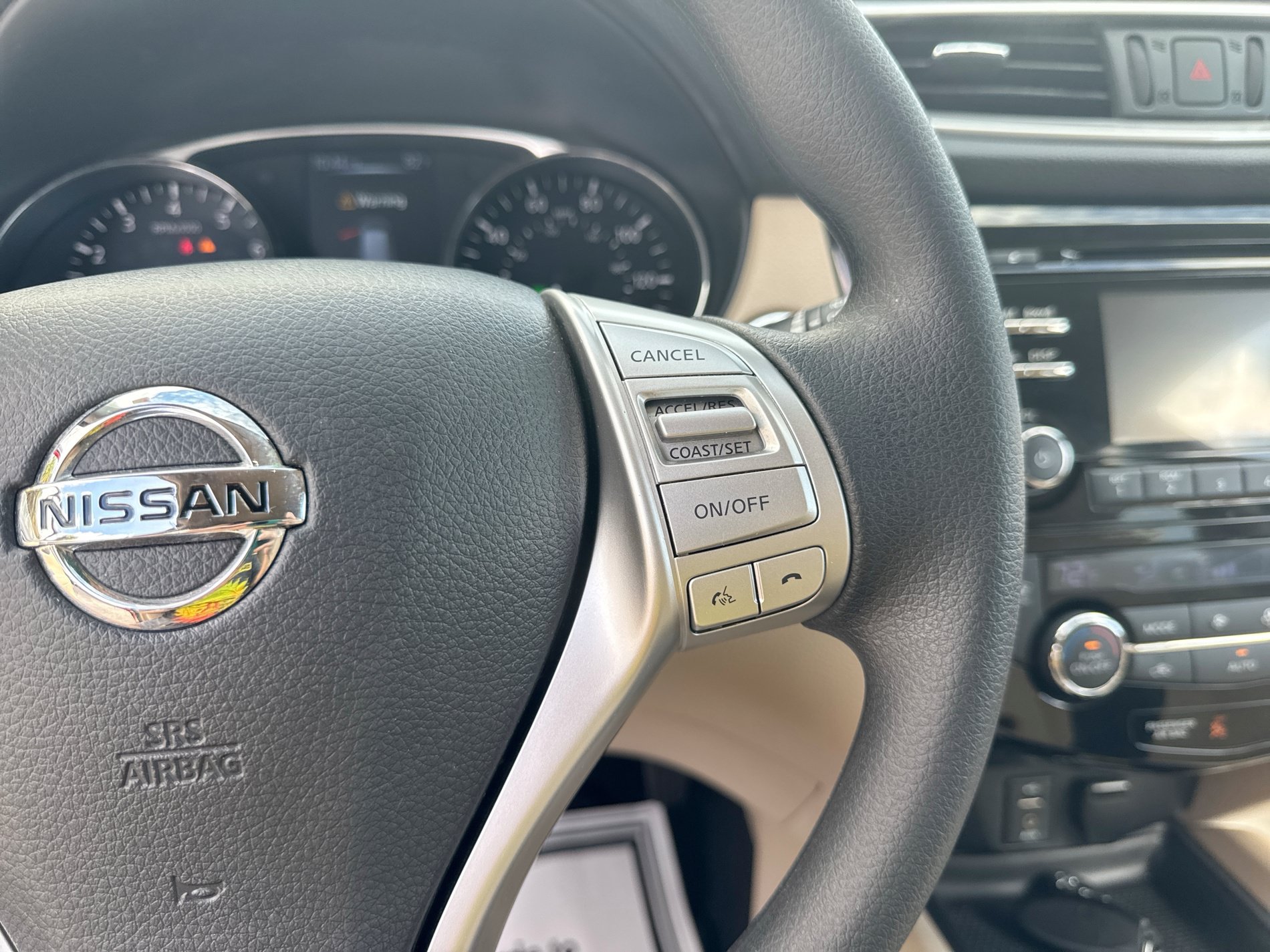 Used 2016 Nissan Rogue SV FWD image 24