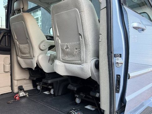 Used 2013 Chrysler Town & Country Touring FWD image 15