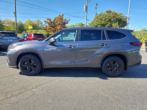 Used 2024 Toyota Highlander LE image 2