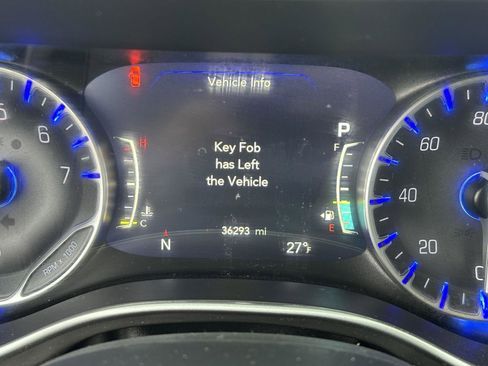 Used 2025 Chrysler Pacifica Select image 26