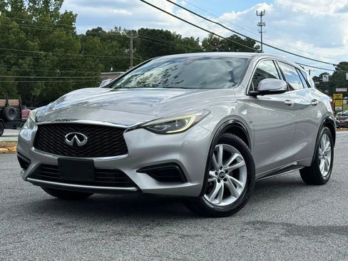 Used 2018 INFINITI QX30 FWD image 2