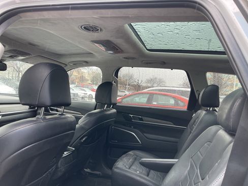 Used 2022 Kia Telluride SX w/ SX Prestige Package image 4