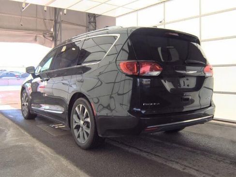 Used 2017 Chrysler Pacifica Limited image 2