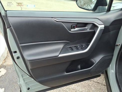 Used 2020 Toyota RAV4 XLE w/ Convenience Package image 12