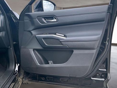 Used 2025 Nissan Pathfinder SL image 27