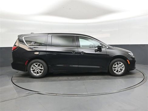 Used 2024 Chrysler Pacifica Touring-L image 2