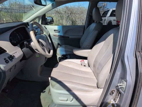 Used 2013 Toyota Sienna XLE FWD image 10