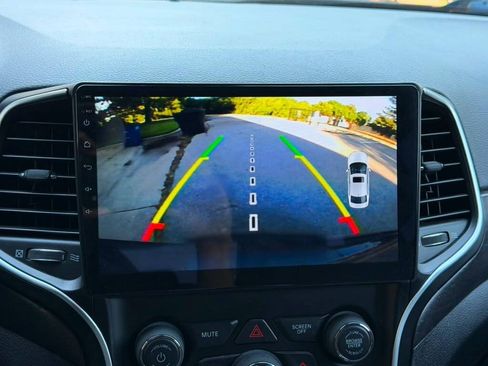 Used 2018 Jeep Grand Cherokee Laredo AWD/4WD image 12