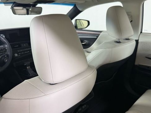 Certified 2025 Lexus ES 300h w/ Premium Package image 26