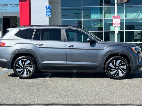 Used 2024 Volkswagen Atlas SE FWD image 3