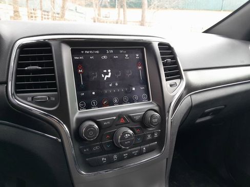 Used 2018 Jeep Grand Cherokee Limited image 22