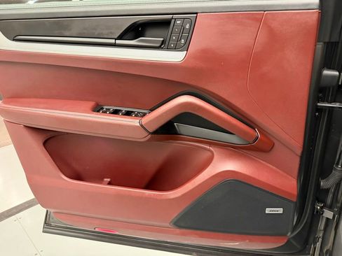 Used 2024 Porsche Cayenne S image 13