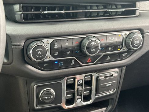 Used 2024 Jeep Wrangler Unlimited Sahara AWD/4WD image 19