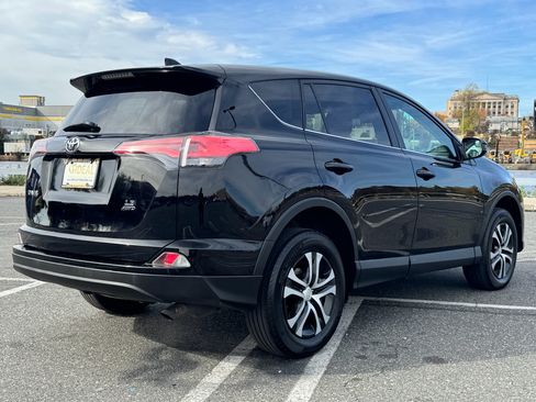 Used 2018 Toyota RAV4 LE image 6