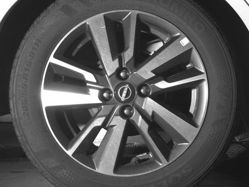 Used 2025 Nissan Versa SV FWD image 15