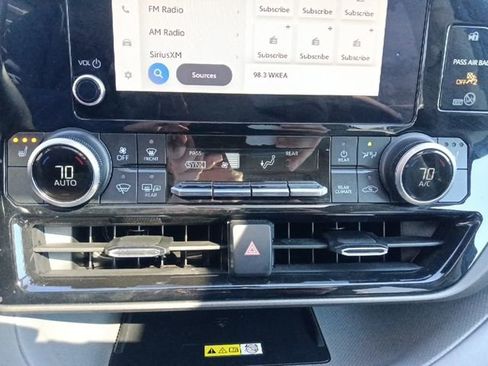 Used 2023 Toyota Highlander XLE image 23