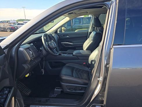 Used 2025 Nissan Pathfinder Platinum FWD image 6