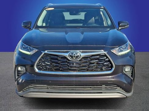 Used 2022 Toyota Highlander Platinum AWD/4WD image 2