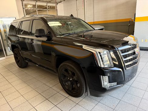 Used 2020 Cadillac Escalade Premium Luxury AWD/4WD image 2