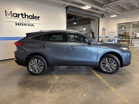 Used 2024 Toyota Venza XLE image 4