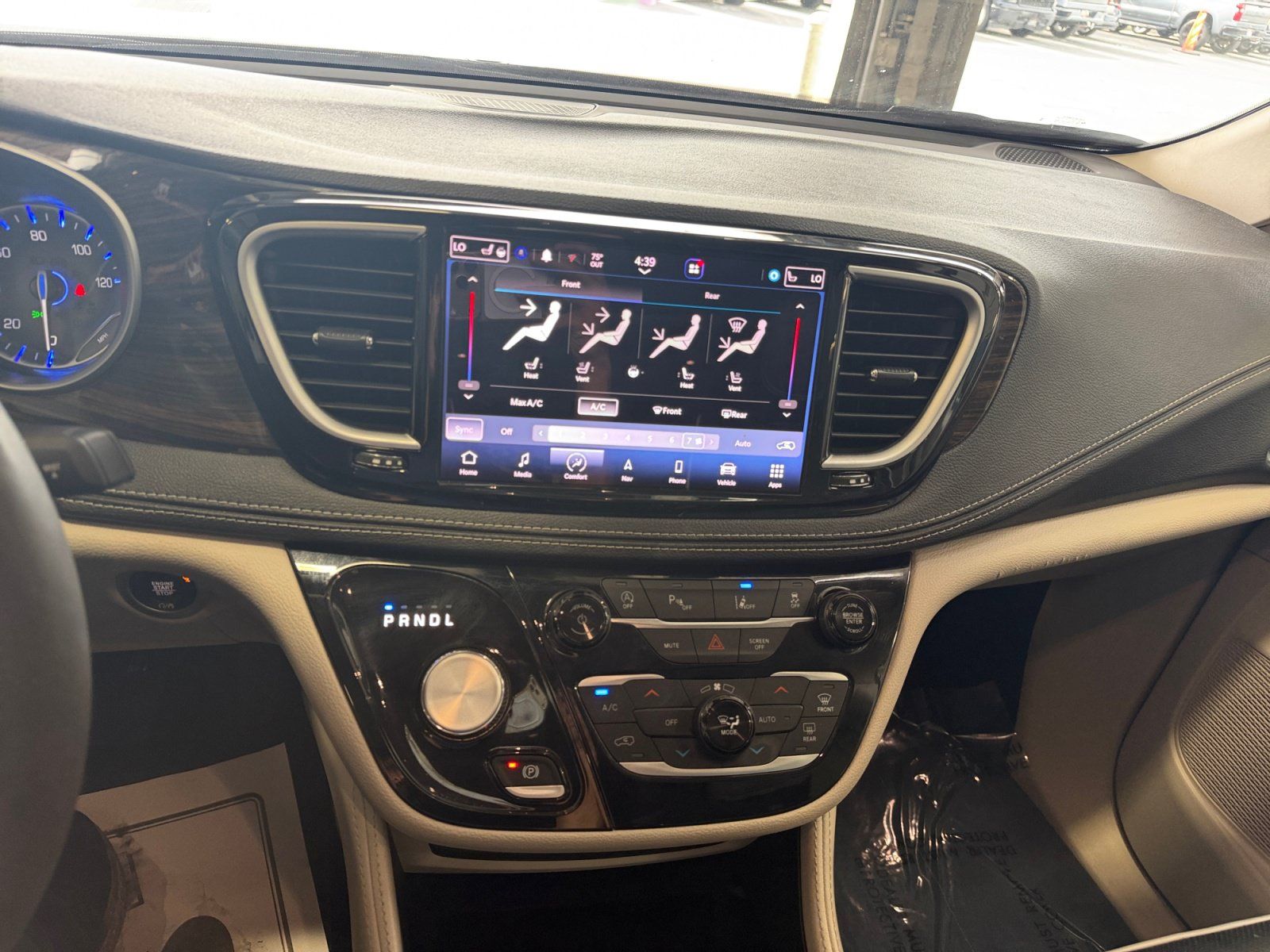 Used 2023 Chrysler Pacifica Limited FWD image 28