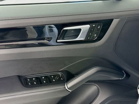 Certified 2023 Porsche Cayenne Platinum Edition AWD/4WD image 19