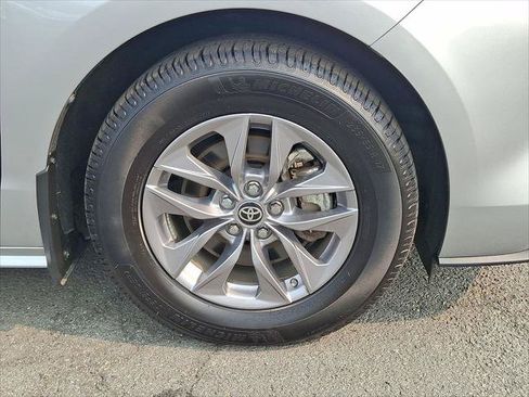 Certified 2023 Toyota Sienna XLE FWD image 28