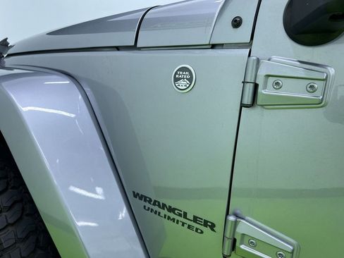 Used 2015 Jeep Wrangler Unlimited Sahara AWD/4WD image 13