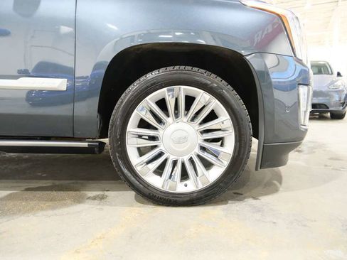 Used 2020 Cadillac Escalade ESV Platinum AWD/4WD image 16