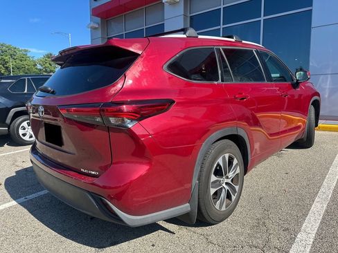 Used 2022 Toyota Highlander XLE AWD/4WD image 6