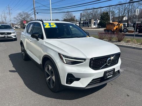 Certified 2025 Volvo XC40 B5 Plus image 6