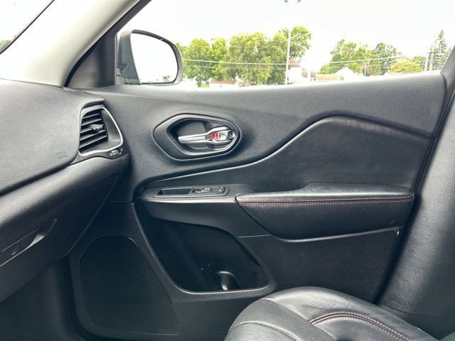 Used 2019 Jeep Cherokee Trailhawk AWD/4WD image 44