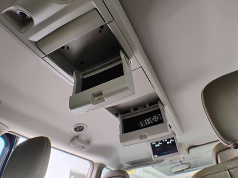 Used 2016 Chrysler Town & Country Touring image 23