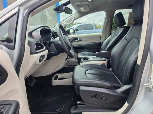 Used 2024 Chrysler Pacifica Touring-L FWD image 23