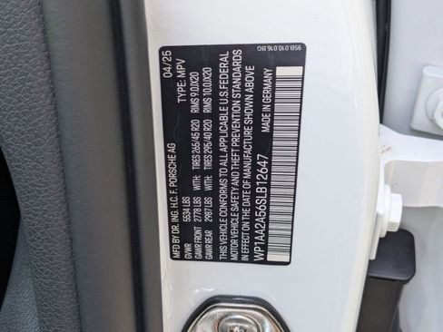 Certified 2025 Porsche Macan AWD/4WD image 30