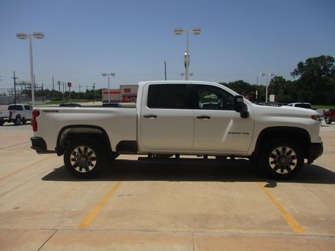Used 2025 Chevrolet Silverado 2500 Custom w/ Custom Convenience Package AWD/4WD image 9