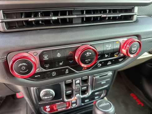 Used 2024 Jeep Gladiator Rubicon AWD/4WD image 19